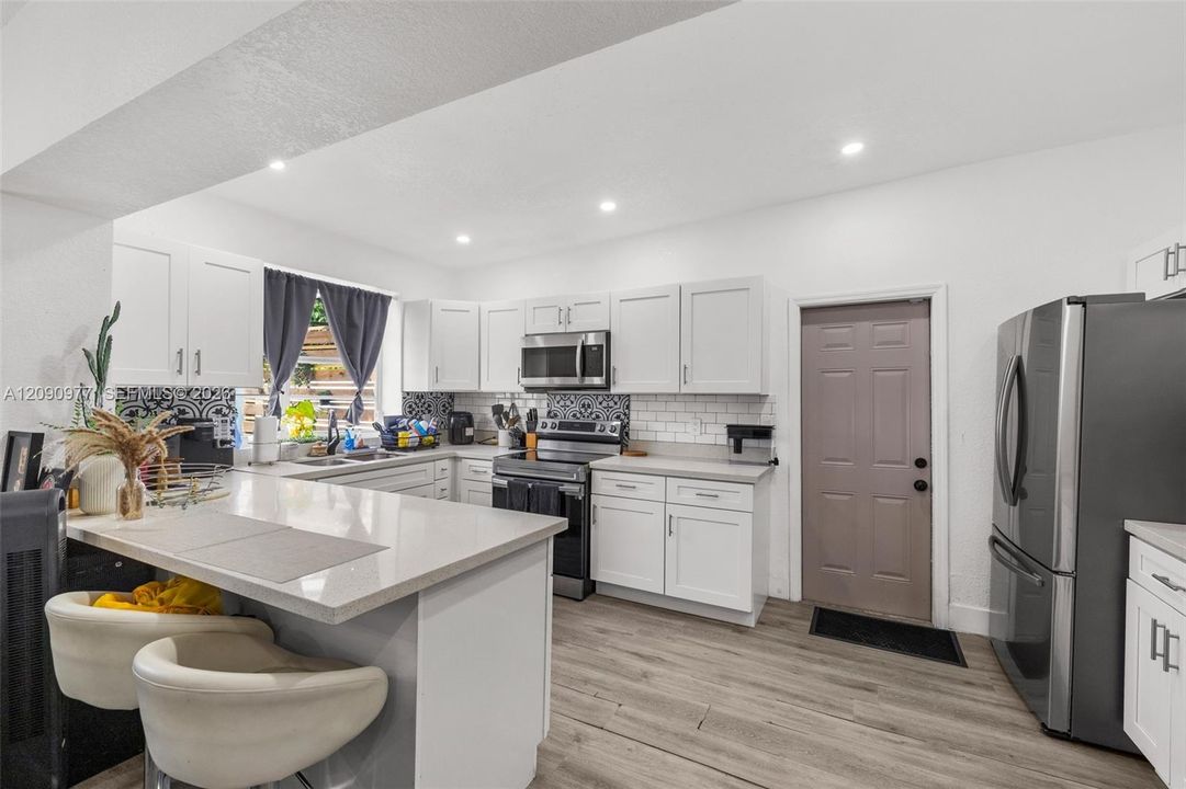 En Venta: $739,000 (4 camas, 3 baños, 1828 Pies cuadrados)