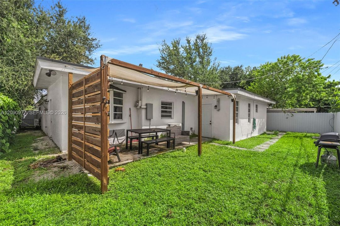 En Venta: $739,000 (4 camas, 3 baños, 1828 Pies cuadrados)