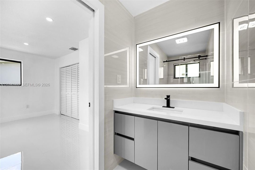 En Venta: $689,000 (4 camas, 3 baños, 1144 Pies cuadrados)