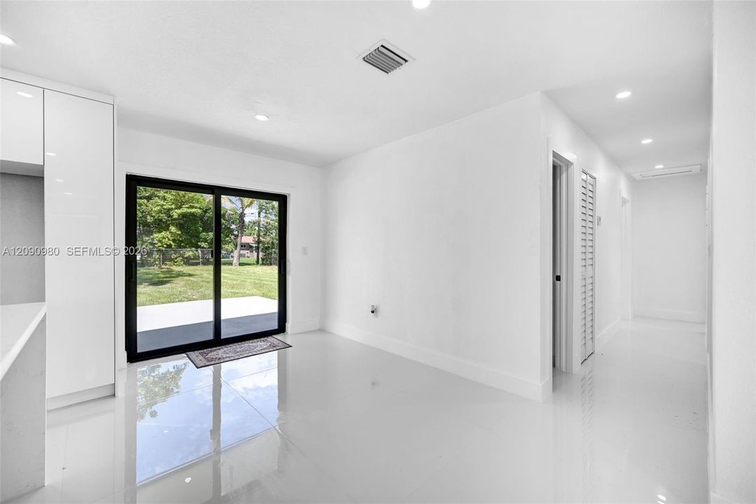 En Venta: $689,000 (4 camas, 3 baños, 1144 Pies cuadrados)