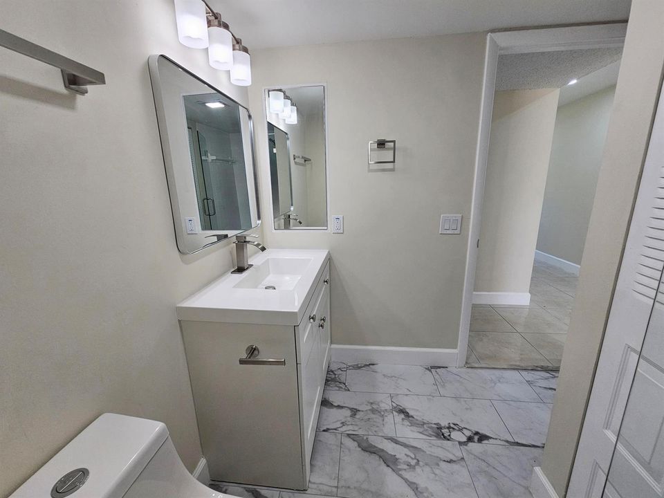 Bathroom 2 (2)