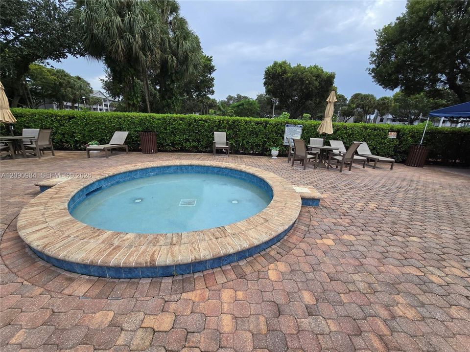 For Rent: $2,600 (2 beds, 2 baths, 1385 Square Feet)