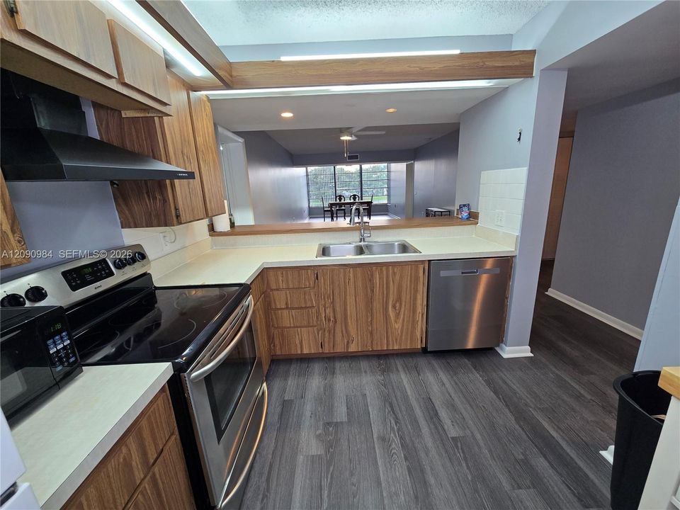 For Rent: $2,600 (2 beds, 2 baths, 1385 Square Feet)