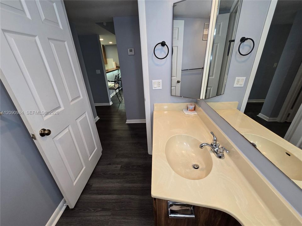 For Rent: $2,600 (2 beds, 2 baths, 1385 Square Feet)