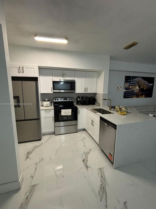 For Sale: $320,000 (1 beds, 1 baths, 685 Square Feet)