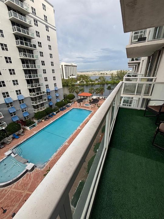 For Sale: $320,000 (1 beds, 1 baths, 685 Square Feet)