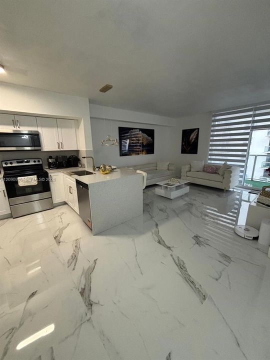 For Sale: $320,000 (1 beds, 1 baths, 685 Square Feet)