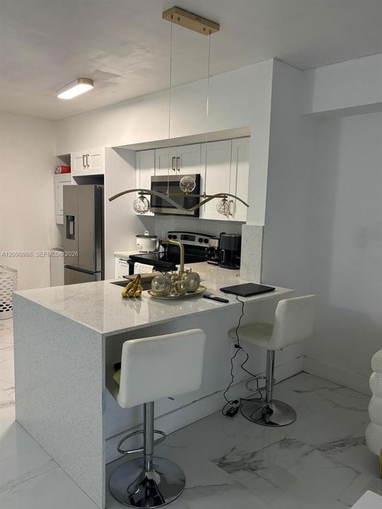 For Sale: $320,000 (1 beds, 1 baths, 685 Square Feet)