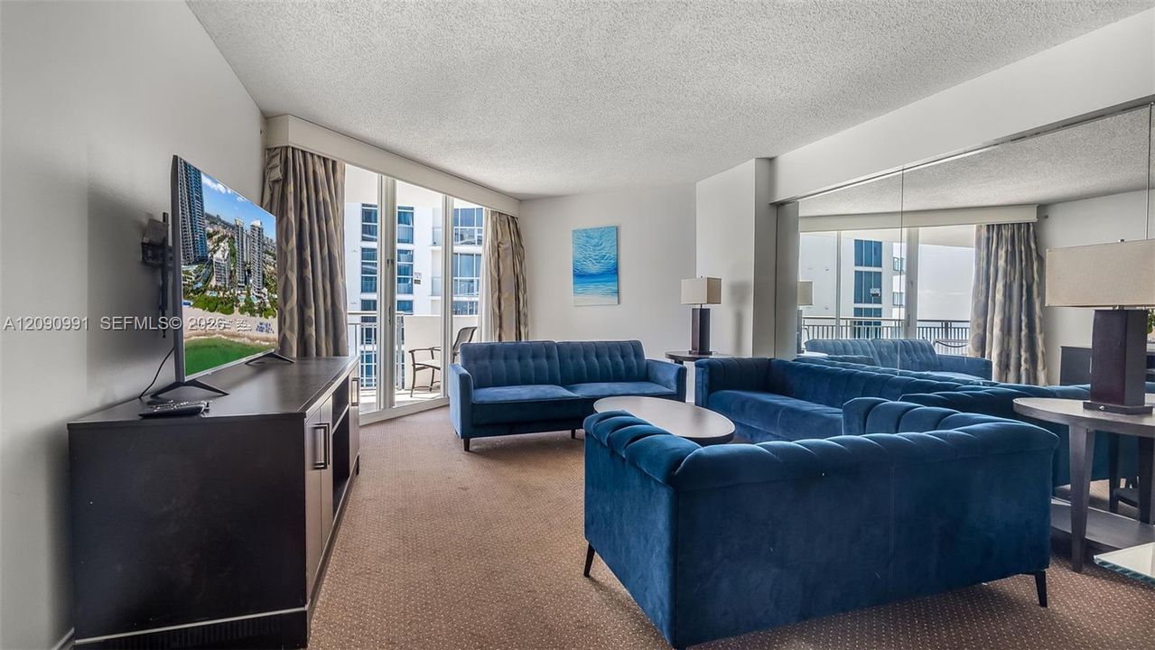 For Sale: $550,000 (1 beds, 1 baths, 990 Square Feet)