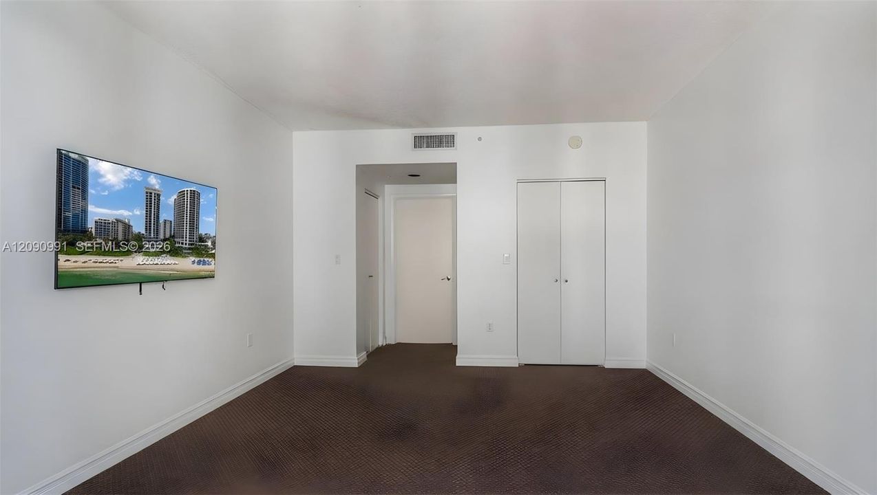 For Sale: $550,000 (1 beds, 1 baths, 990 Square Feet)