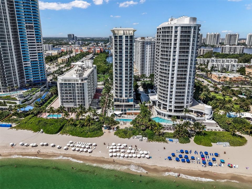 For Sale: $550,000 (1 beds, 1 baths, 990 Square Feet)