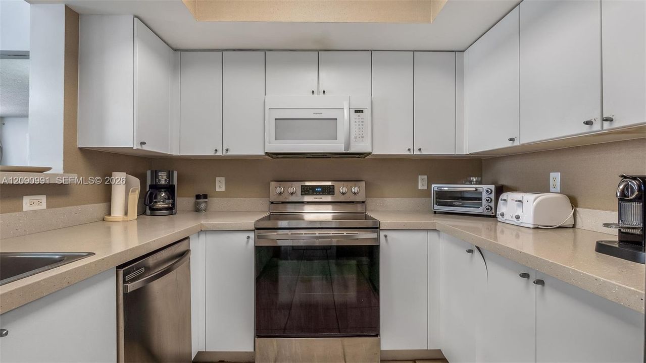 For Sale: $550,000 (1 beds, 1 baths, 990 Square Feet)