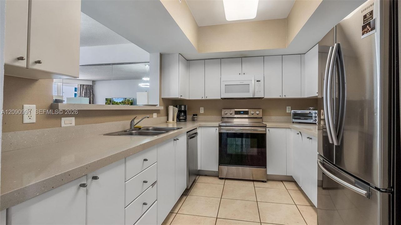 For Sale: $550,000 (1 beds, 1 baths, 990 Square Feet)