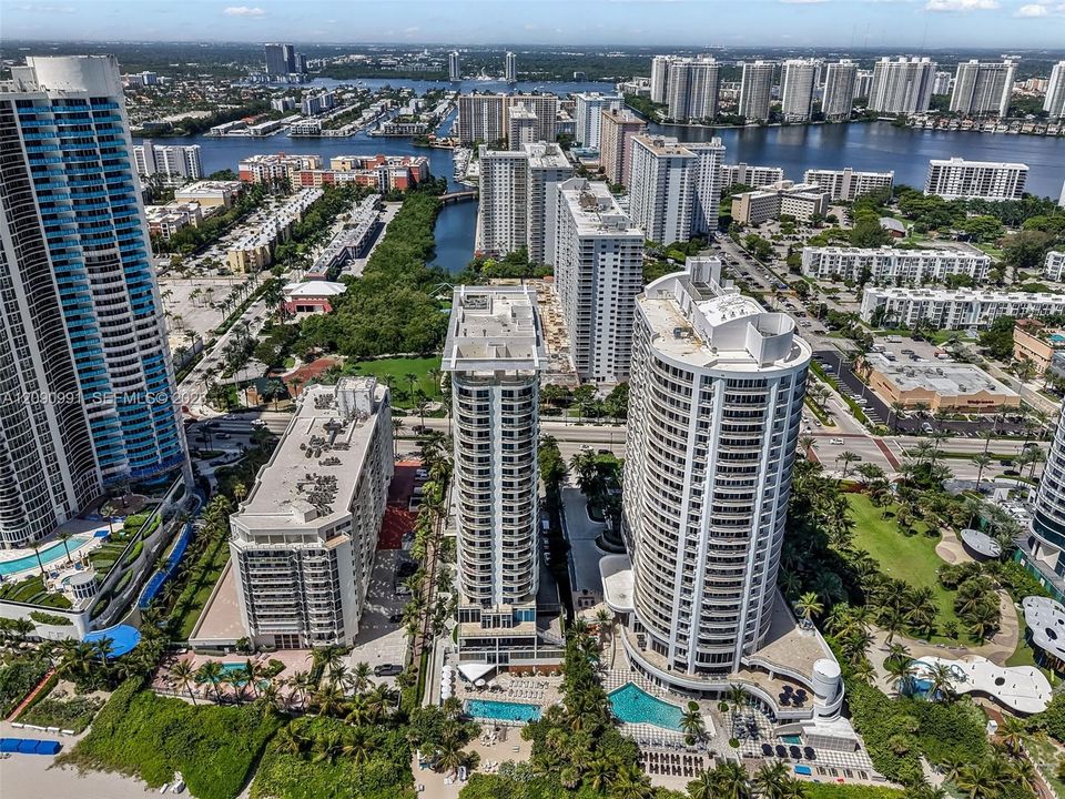 For Sale: $550,000 (1 beds, 1 baths, 990 Square Feet)