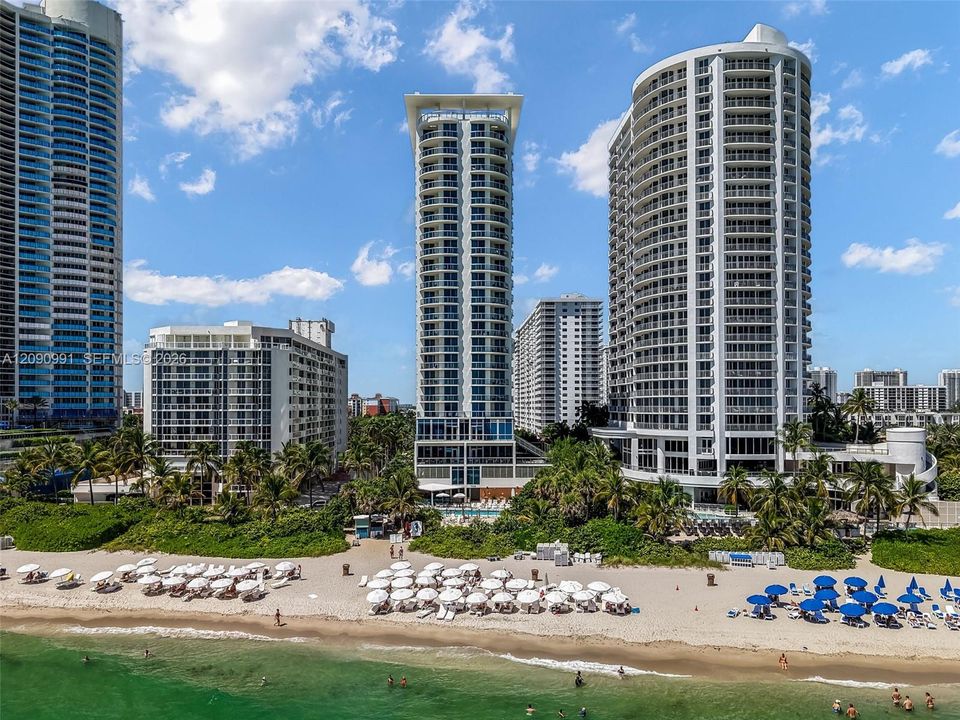 For Sale: $550,000 (1 beds, 1 baths, 990 Square Feet)