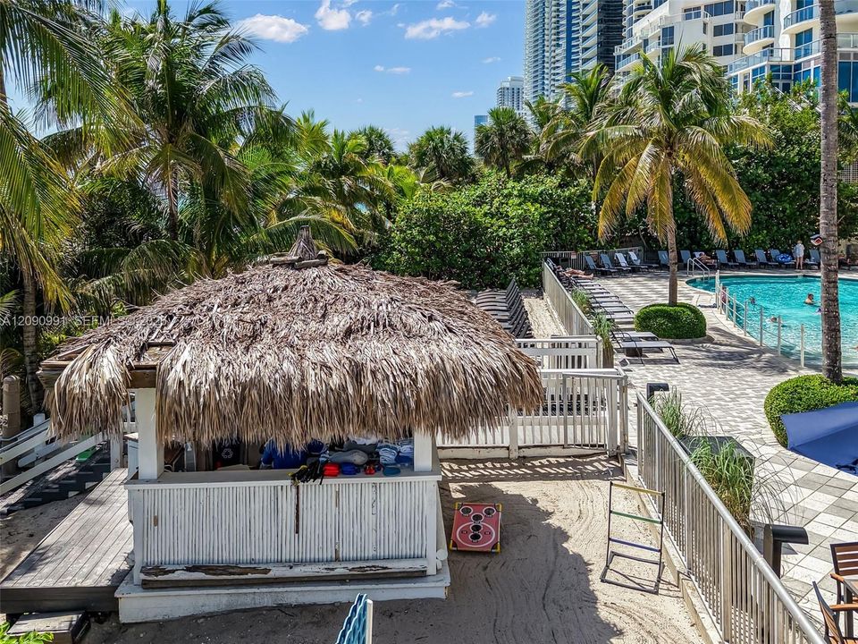 For Sale: $550,000 (1 beds, 1 baths, 990 Square Feet)