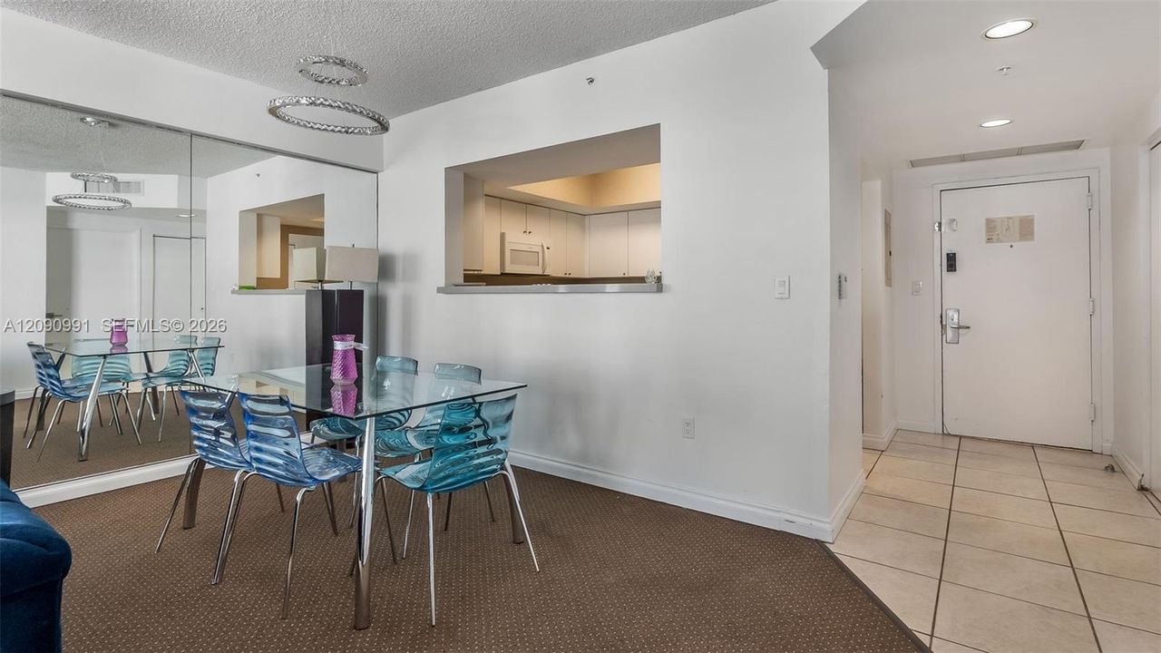 For Sale: $550,000 (1 beds, 1 baths, 990 Square Feet)