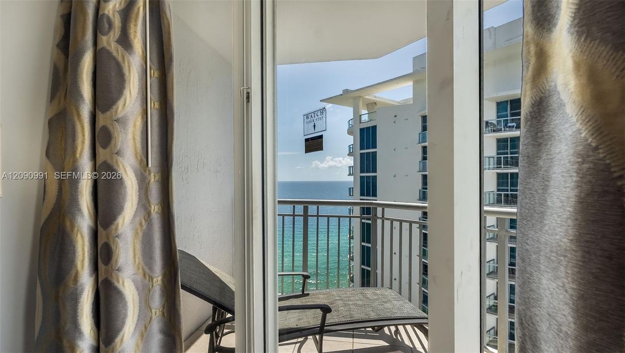 For Sale: $550,000 (1 beds, 1 baths, 990 Square Feet)