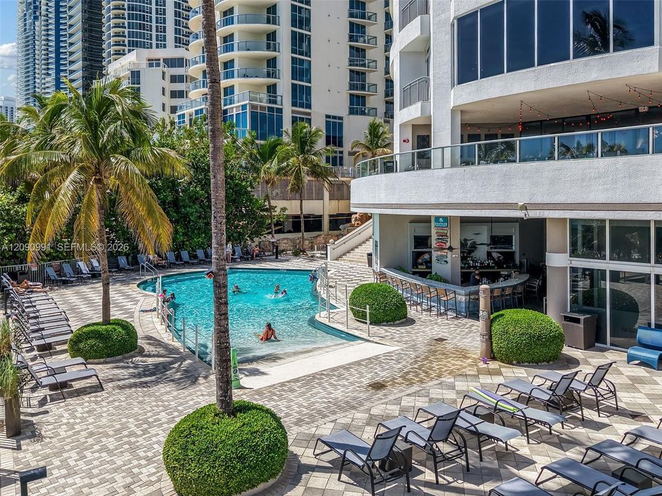 For Sale: $550,000 (1 beds, 1 baths, 990 Square Feet)