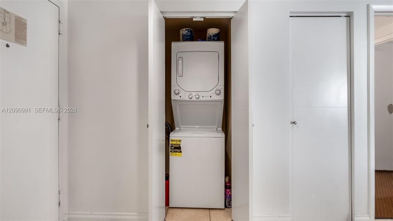 For Sale: $550,000 (1 beds, 1 baths, 990 Square Feet)