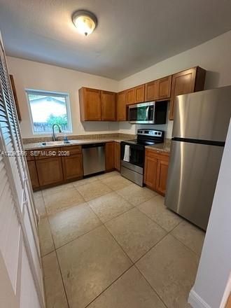 For Rent: $3,650 (3 beds, 2 baths, 941 Square Feet)