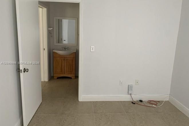 For Rent: $3,650 (3 beds, 2 baths, 941 Square Feet)