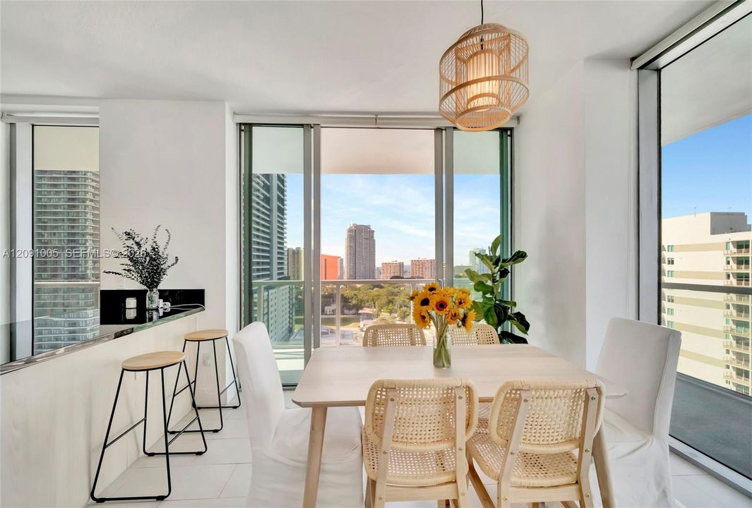 For Sale: $650,000 (2 beds, 2 baths, 1099 Square Feet)