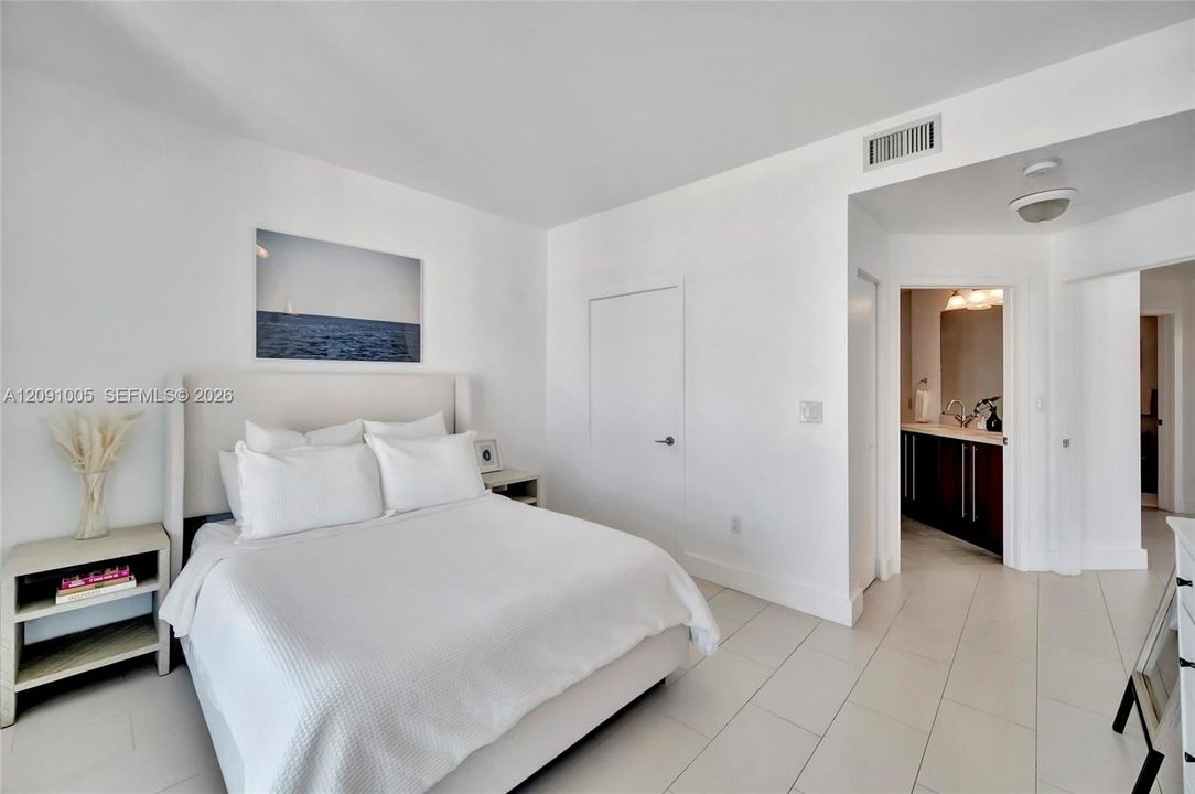 For Sale: $650,000 (2 beds, 2 baths, 1099 Square Feet)