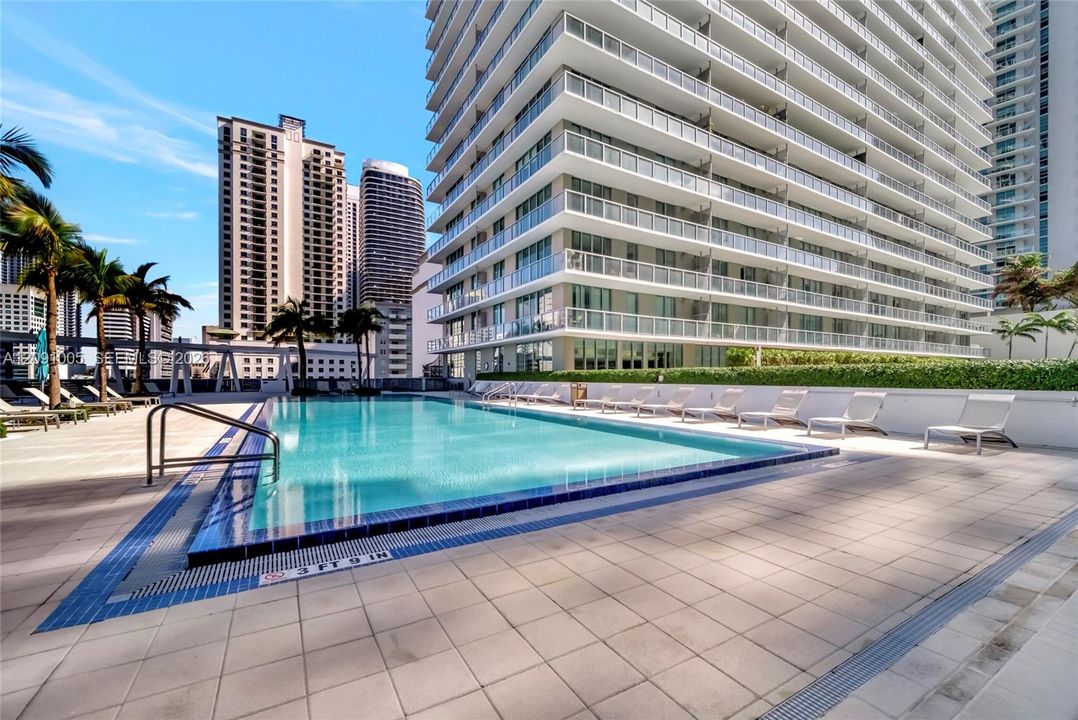 For Sale: $650,000 (2 beds, 2 baths, 1099 Square Feet)