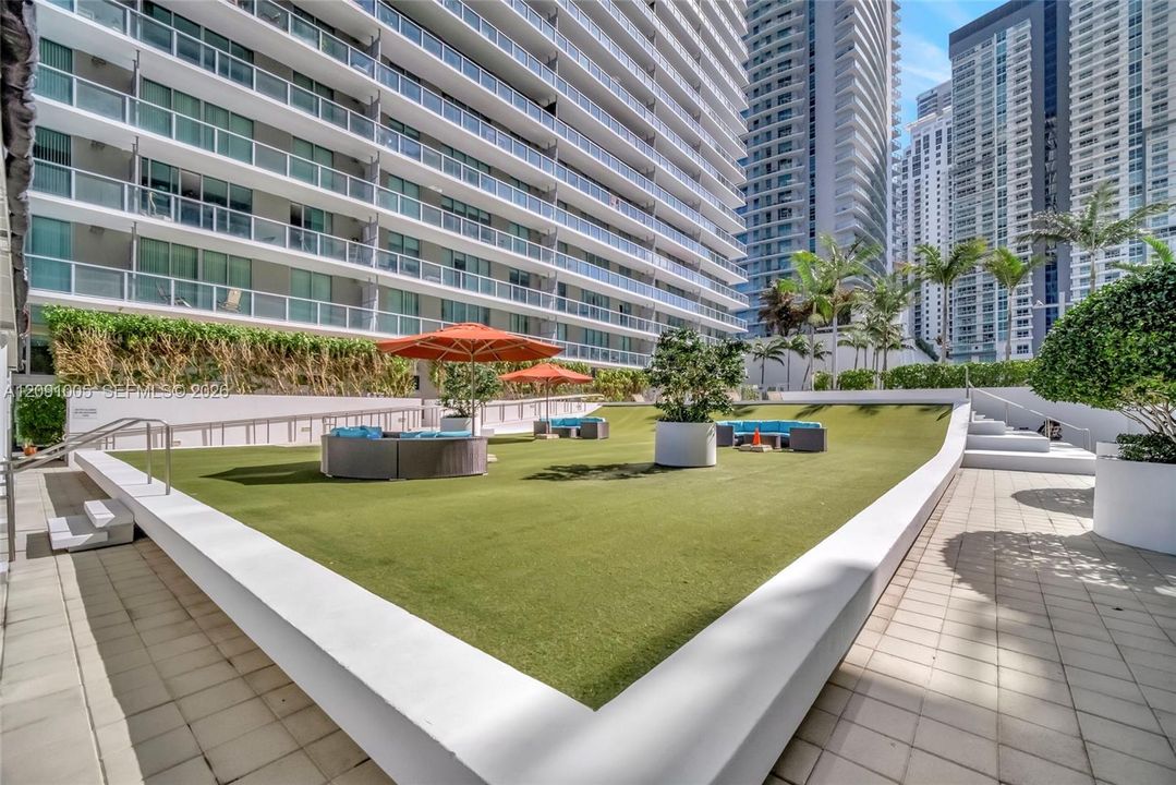 For Sale: $650,000 (2 beds, 2 baths, 1099 Square Feet)