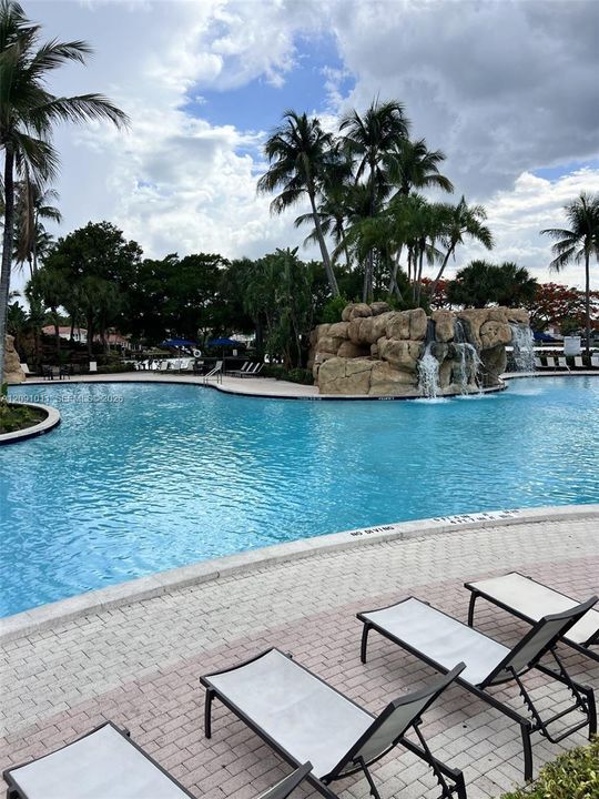 For Rent: $3,800 (3 beds, 2 baths, 1980 Square Feet)