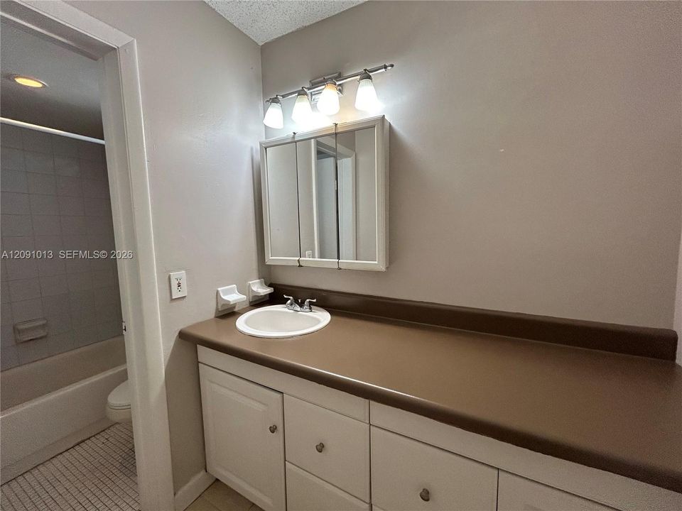 For Rent: $1,550 (1 beds, 1 baths, 720 Square Feet)