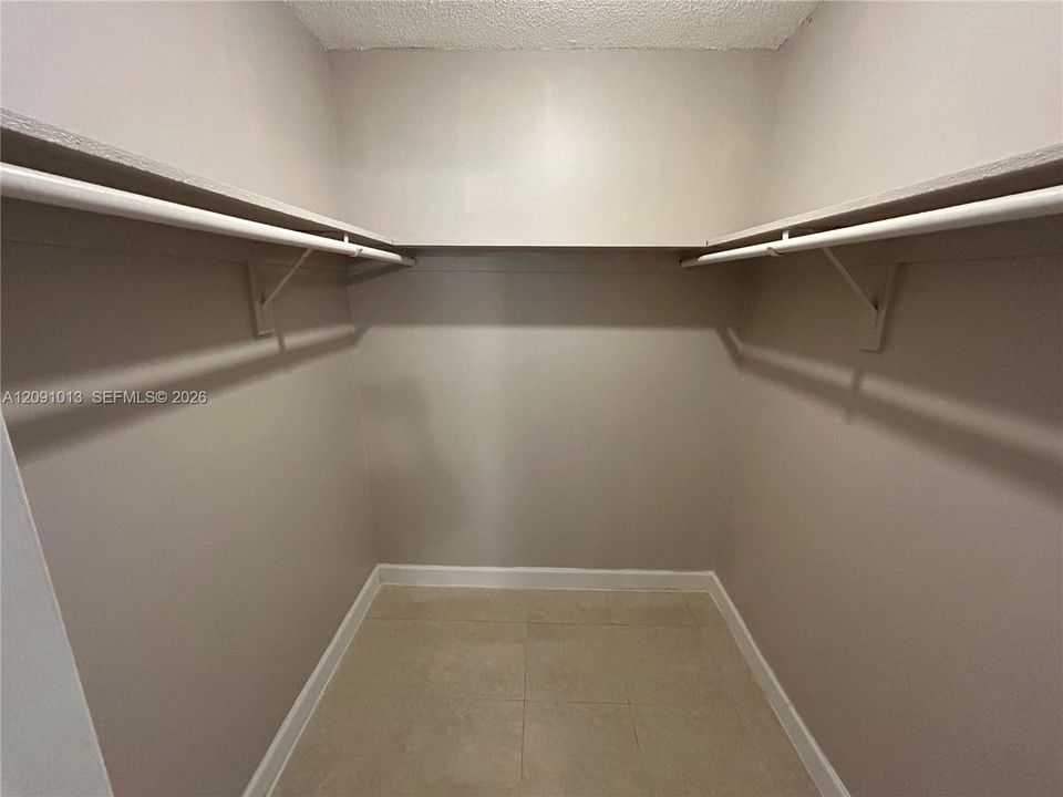 For Rent: $1,550 (1 beds, 1 baths, 720 Square Feet)