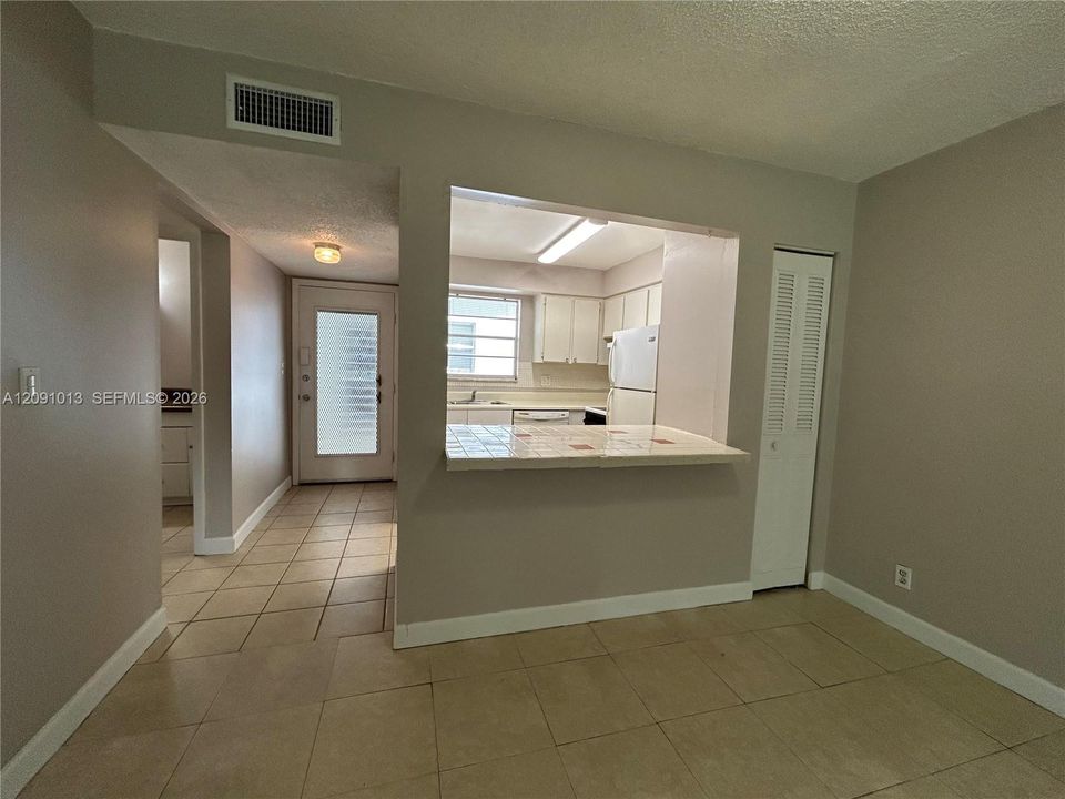 For Rent: $1,550 (1 beds, 1 baths, 720 Square Feet)