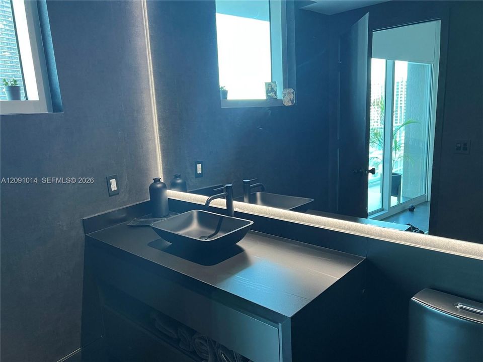 For Rent: $5,000 (2 beds, 2 baths, 910 Square Feet)