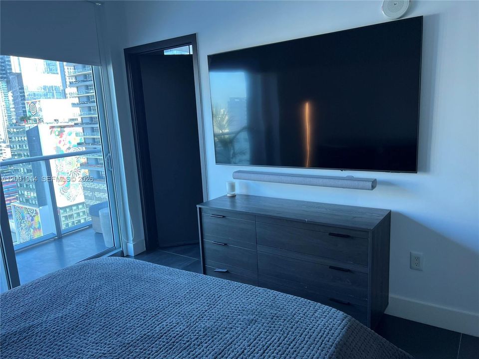 For Rent: $5,000 (2 beds, 2 baths, 910 Square Feet)