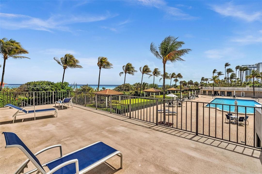 For Sale: $689,000 (2 beds, 2 baths, 1075 Square Feet)