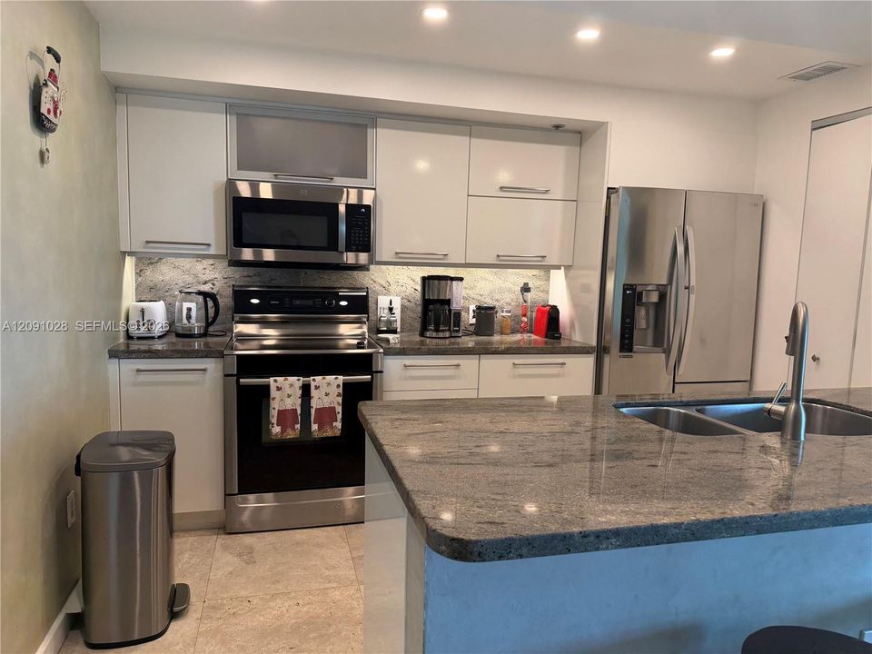 For Sale: $1,350,000 (2 beds, 2 baths, 1180 Square Feet)