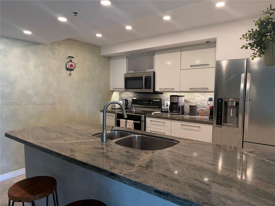 For Sale: $1,350,000 (2 beds, 2 baths, 1180 Square Feet)