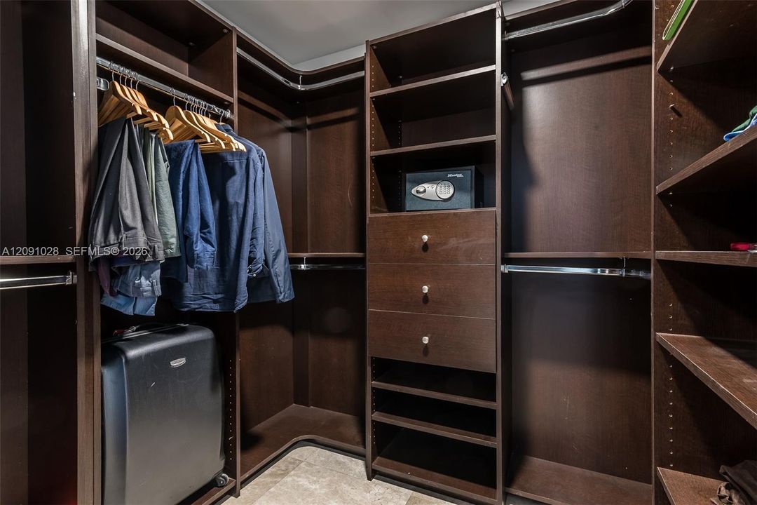 For Sale: $1,350,000 (2 beds, 2 baths, 1180 Square Feet)