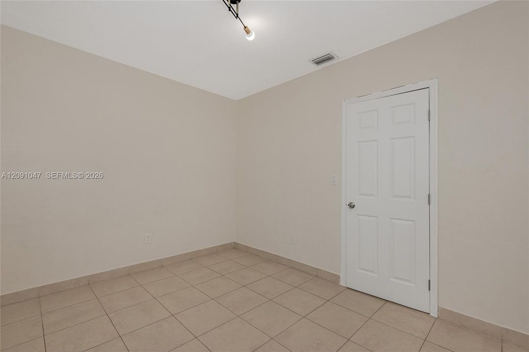 For Rent: $2,895 (3 beds, 1 baths, 1232 Square Feet)