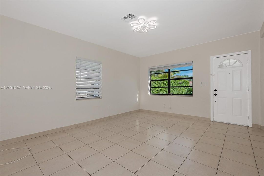 For Rent: $2,895 (3 beds, 1 baths, 1232 Square Feet)