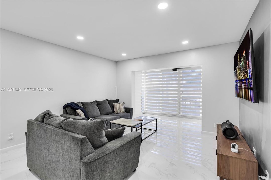 For Sale: $250,000 (2 beds, 2 baths, 1132 Square Feet)