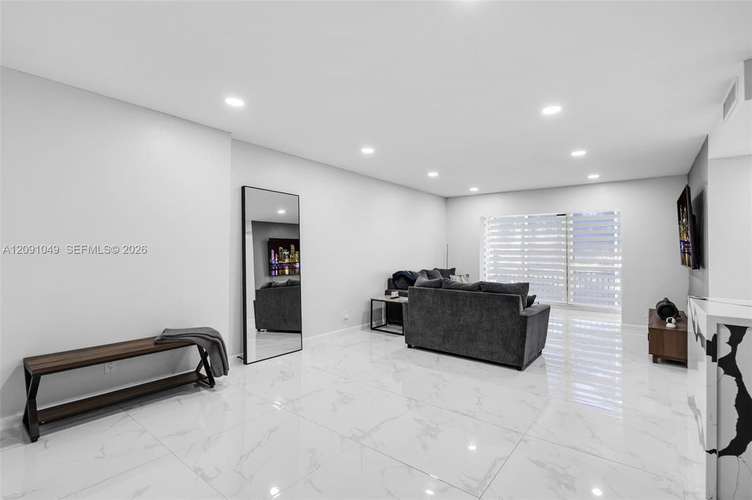For Sale: $250,000 (2 beds, 2 baths, 1132 Square Feet)