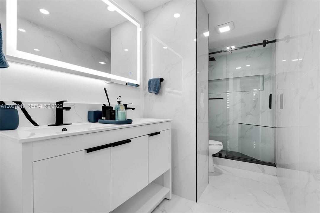 For Sale: $250,000 (2 beds, 2 baths, 1132 Square Feet)