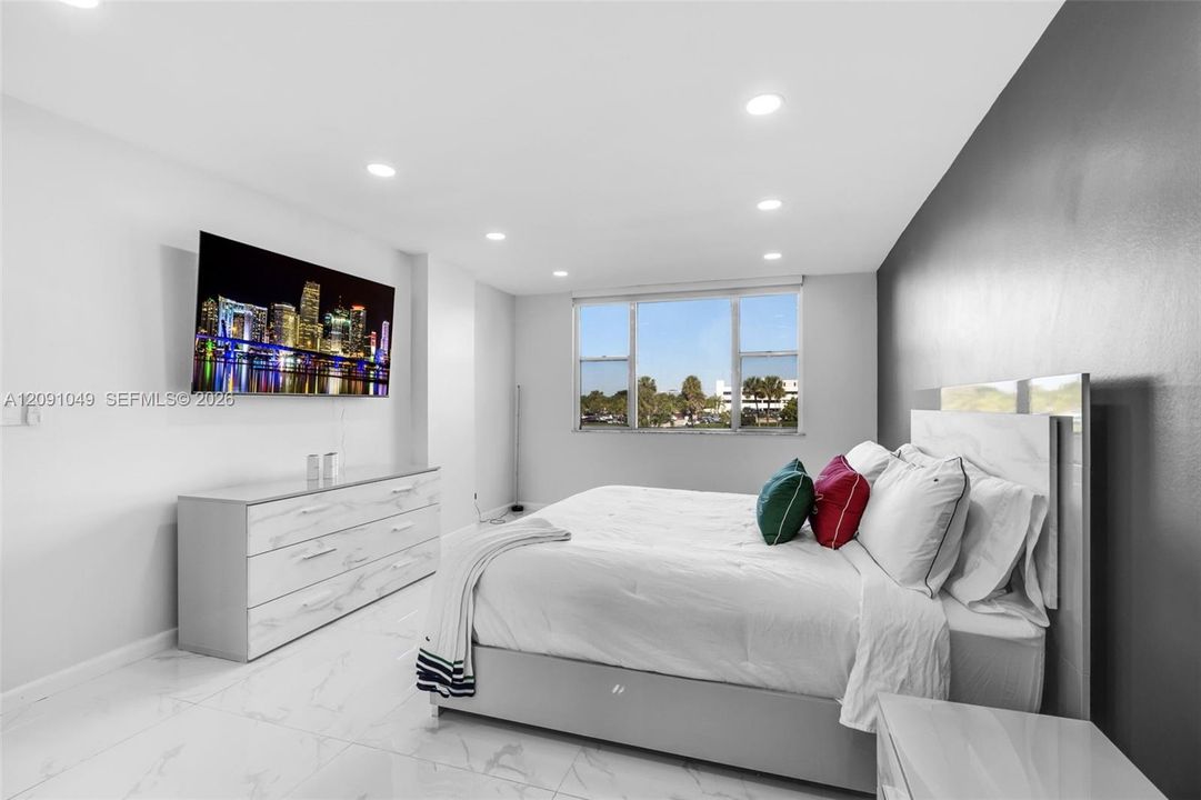 For Sale: $250,000 (2 beds, 2 baths, 1132 Square Feet)
