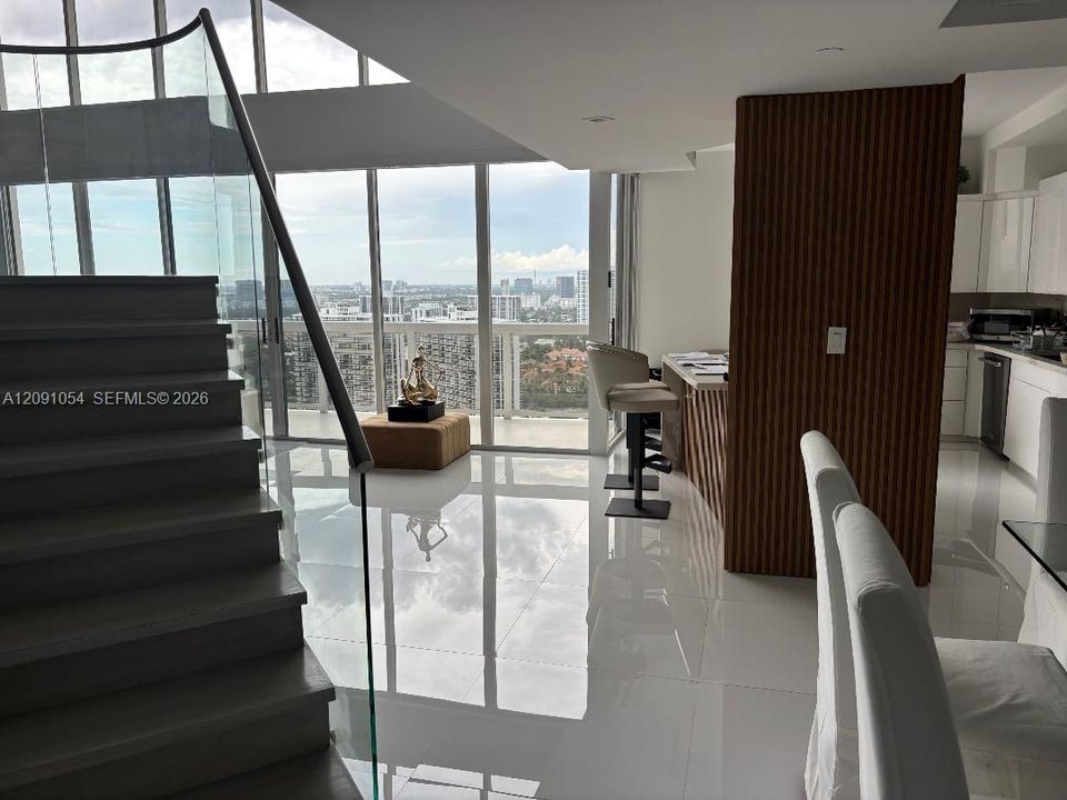 En Venta: $1,390,000 (2 camas, 2 baños, 2000 Pies cuadrados)