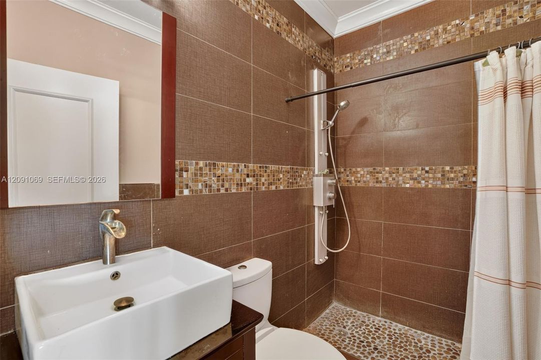 En Venta: $739,000 (4 camas, 3 baños, 2104 Pies cuadrados)