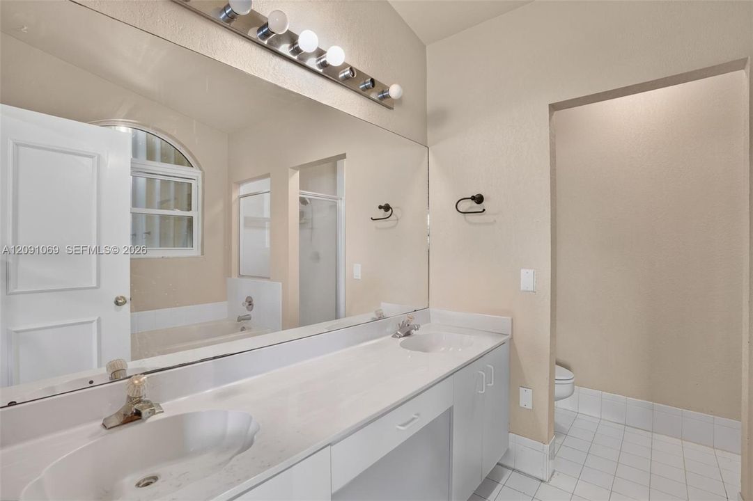 En Venta: $739,000 (4 camas, 3 baños, 2104 Pies cuadrados)
