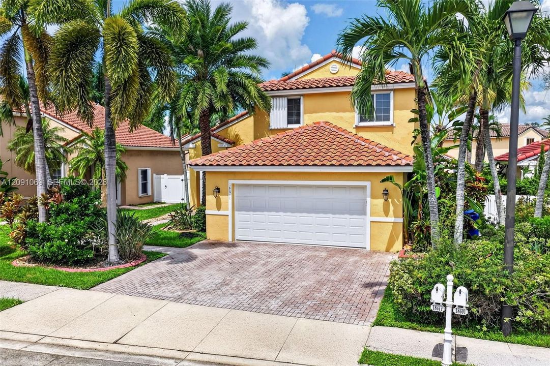 En Venta: $739,000 (4 camas, 3 baños, 2104 Pies cuadrados)
